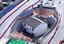 Rechaza 200.000 euros del Gobierno, que quiere construir una autopista rodeando su casa. Ahora solo puede acceder a ella a través de una tubería de agua casa-rodeada-autopista-china