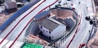 Rechaza 200.000 euros del Gobierno, que quiere construir una autopista rodeando su casa. Ahora solo puede acceder a ella a través de una tubería de agua casa-rodeada-autopista-china