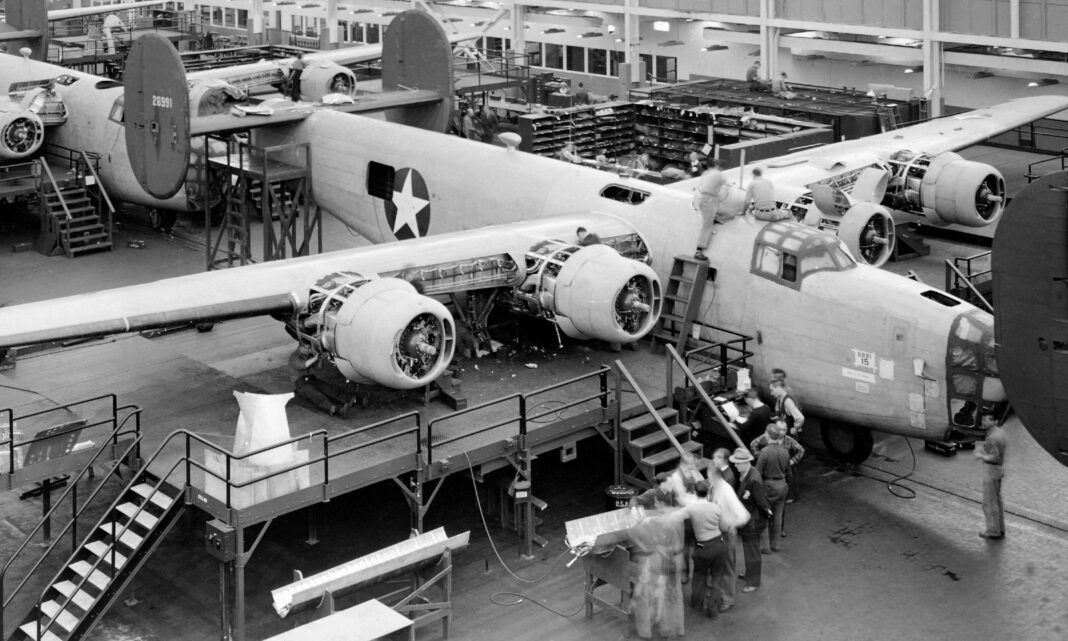 Ford fabricó bombarderos en la Segunda Guerra Mundial