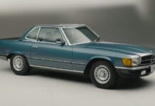 Este Mercedes 500 SL ha permanecido oculto durante 43 años, nunca se ha matriculado y apenas ha recorrido 68 kilómetros Mercedes 500 SL oculto 43 años