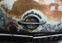 Este Opel Olympia Caravan es el coche más famoso de Berlín. Es parte de un experimento y lleva sin lavarse y aparcado en el mismo sitio desde 1977 Opel Olympia Caravan experimento