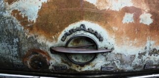 Este Opel Olympia Caravan es el coche más famoso de Berlín. Es parte de un experimento y lleva sin lavarse y aparcado en el mismo sitio desde 1977 Opel Olympia Caravan experimento