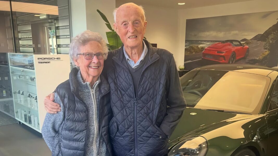 Una pareja de nonagenarios celebra sus 70 años de matrimonio comprando un Porsche 911