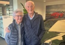 Una pareja de nonagenarios celebra sus 70 años de matrimonio comprando un Porsche 911 Una pareja de nonagenarios celebra sus 70 años de matrimonio comprando un Porsche 911
