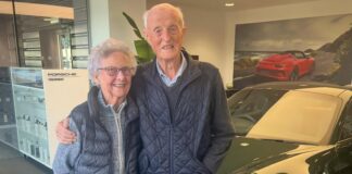 Una pareja de nonagenarios celebra sus 70 años de matrimonio comprando un Porsche 911 Una pareja de nonagenarios celebra sus 70 años de matrimonio comprando un Porsche 911