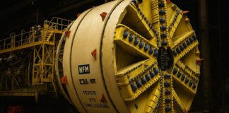 Esta tuneladora se diseñó para construir cuatro túneles de la SE-40 bajo el río Guadalquivir en Sevilla. Costó 37 millones de euros y se ha vendido como chatarra