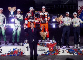 Alejandro Cachón y Borja Rozada consiguen su primera victoria en el Campeonato del Mundo de Rallyes Alejandro Cachón y Borja Rozada en el podio del Rallye de Japón 2025