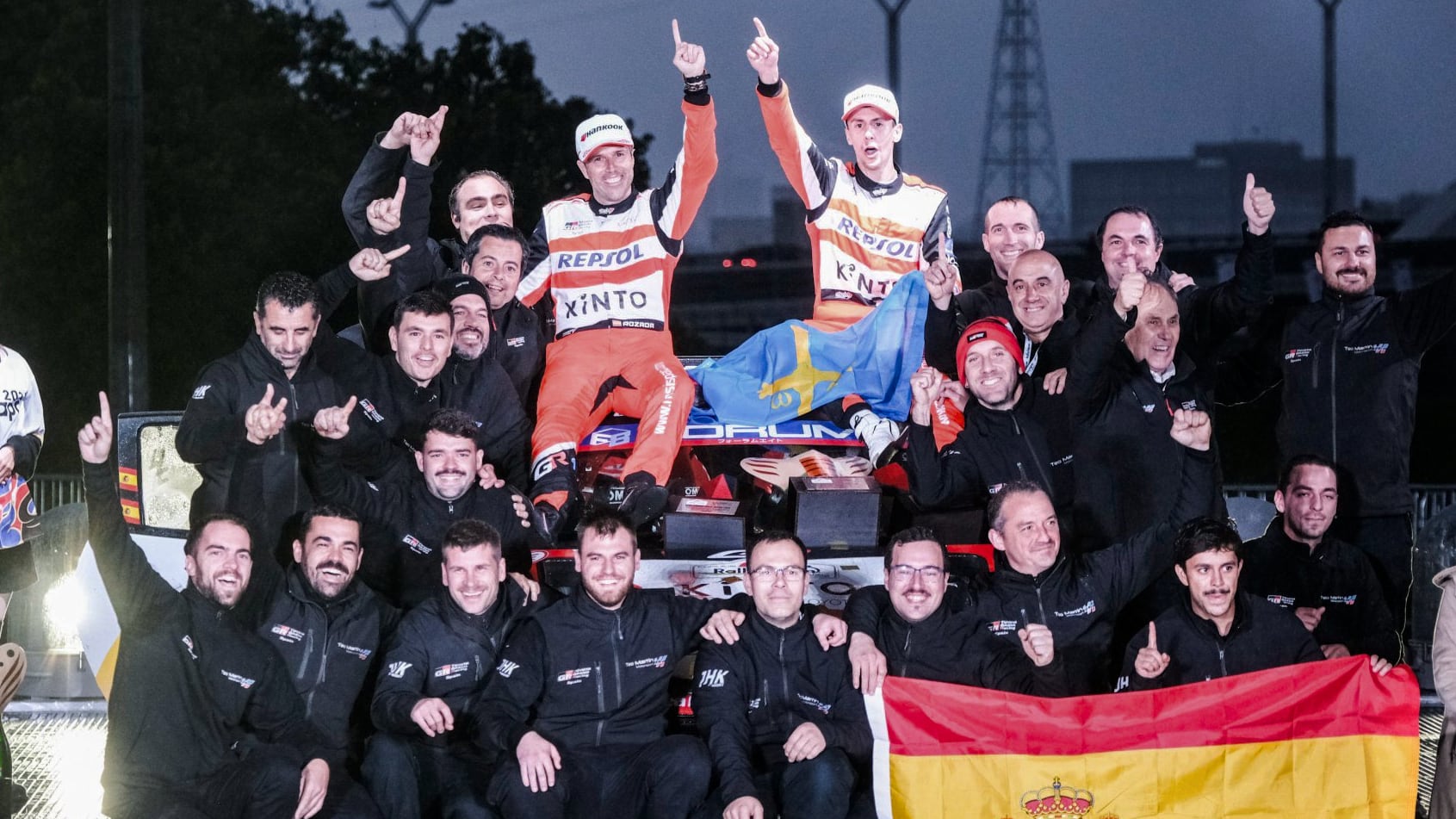 Alejandro Cachón y Borja Rozada en el podio del Rallye de Japón 2025