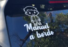 La Guardia Civil advierte que poner estas pegatinas en el coche pueden poner en peligro a tus hijos Pegatina que la Guardia Civil recomienda no llevar en el coche