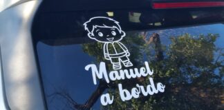 La Guardia Civil advierte que poner estas pegatinas en el coche pueden poner en peligro a tus hijos Pegatina que la Guardia Civil recomienda no llevar en el coche