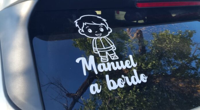 La Guardia Civil advierte que poner estas pegatinas en el coche pueden poner en peligro a tus hijos Pegatina que la Guardia Civil recomienda no llevar en el coche