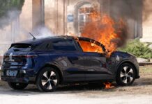 Renault incendia, de forma controlada, un Megane E-Tech eléctrico para enseñar a los bomberos cómo extinguir incendios en coches eléctricos fuego en el Renault Megane E-Tech eléctrico incendiado