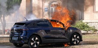 Renault incendia, de forma controlada, un Megane E-Tech eléctrico para enseñar a los bomberos cómo extinguir incendios en coches eléctricos fuego en el Renault Megane E-Tech eléctrico incendiado