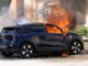 Renault incendia, de forma controlada, un Megane E-Tech eléctrico para enseñar a los bomberos cómo extinguir incendios en coches eléctricos fuego en el Renault Megane E-Tech eléctrico incendiado