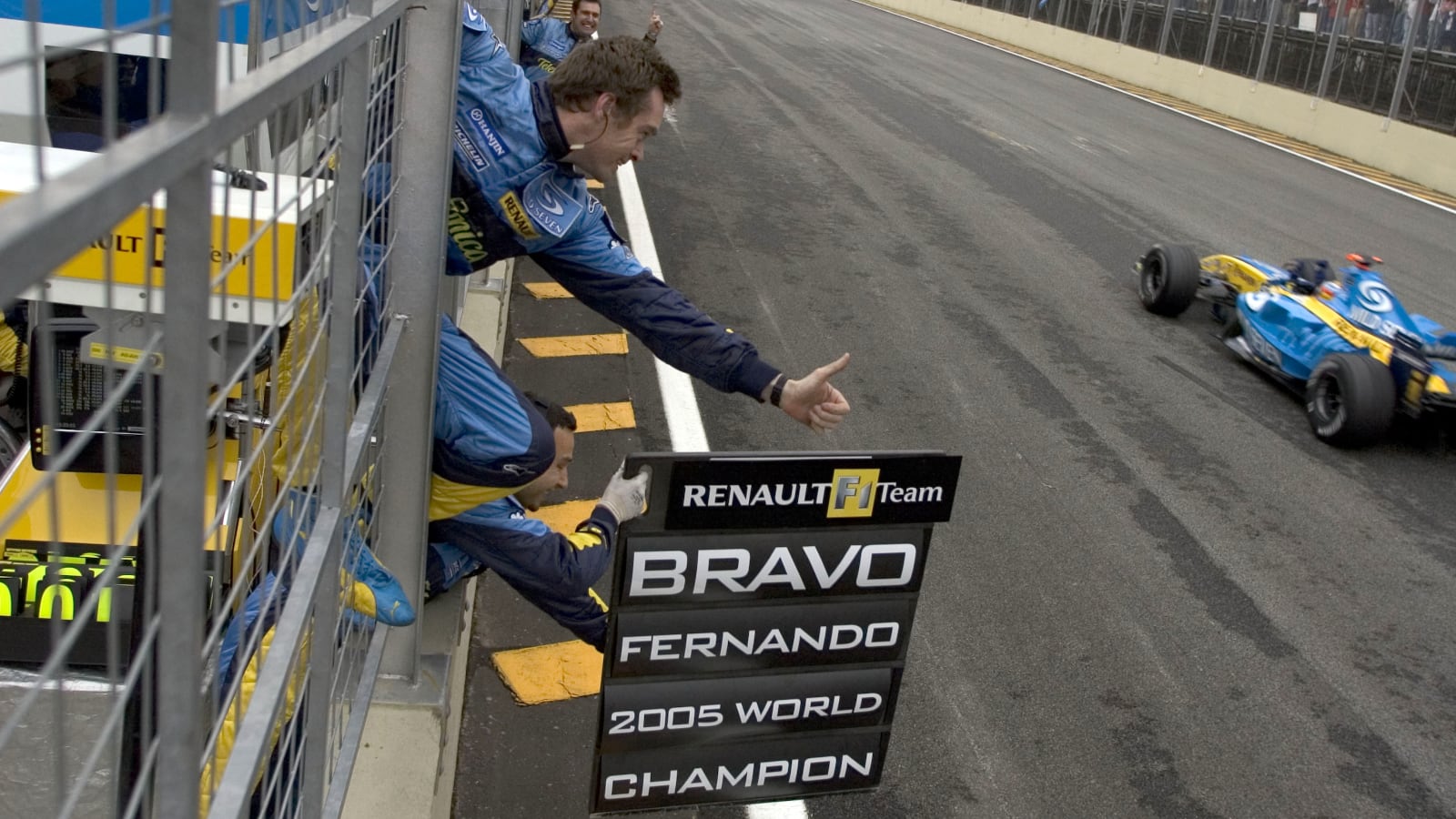 Fernando Alonso proclamándose campeón del mundo de Fórmula 1 en 2025
