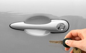 Cómo evitar una descarga de electricidad estática cuando sales del coche Evitar descarga estática coche