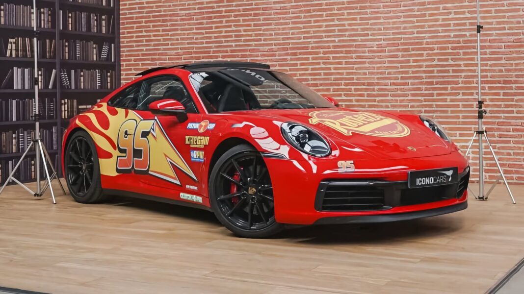 Porsche 911 decorado como Rayo McQueen