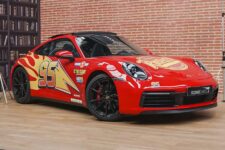 Porsche 911 decorado como Rayo McQueen