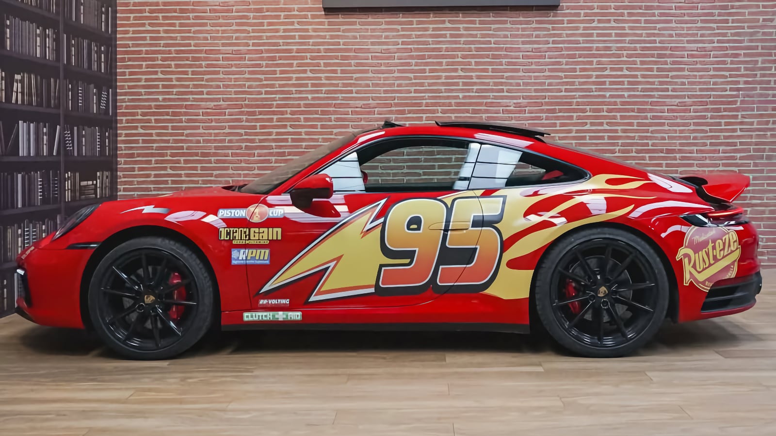 Porsche 911 decorado como Rayo McQueen