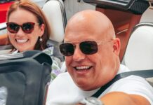 Christian von Koenigsegg fabrica algunos de los hiperdeportivos más exclusivos y rápidos del mundo. Como coche de diario, tiene una de las pelotillas más deseadas Christian von Koenigsegg