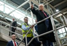 Un trabajador de Ford interrumpe a Donald Trump y éste responde con una peineta: "Jódete" Donald Trump en la planta de Ford