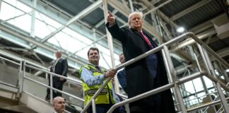 Un trabajador de Ford interrumpe a Donald Trump y éste responde con una peineta: "Jódete" Donald Trump en la planta de Ford