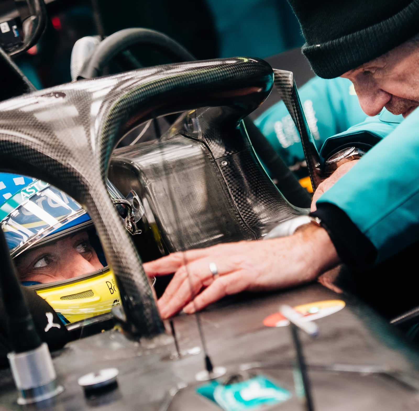 Adrian Newey y Fernando Alonso en el AMR26 Adrian Newey y Fernando Alonso en el Aston Martin AMR26