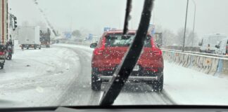Qué no debes hacer al conducir con nieve o hielo No debes hacer al conducir con nieve y hielo