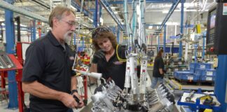 Build Your Own Engine Experience, Chevrolet retoma el programa que permite a clientes ayudar a ensamblar el motor de su Corvette Clientes podrán ensamblar motor de su Corvette