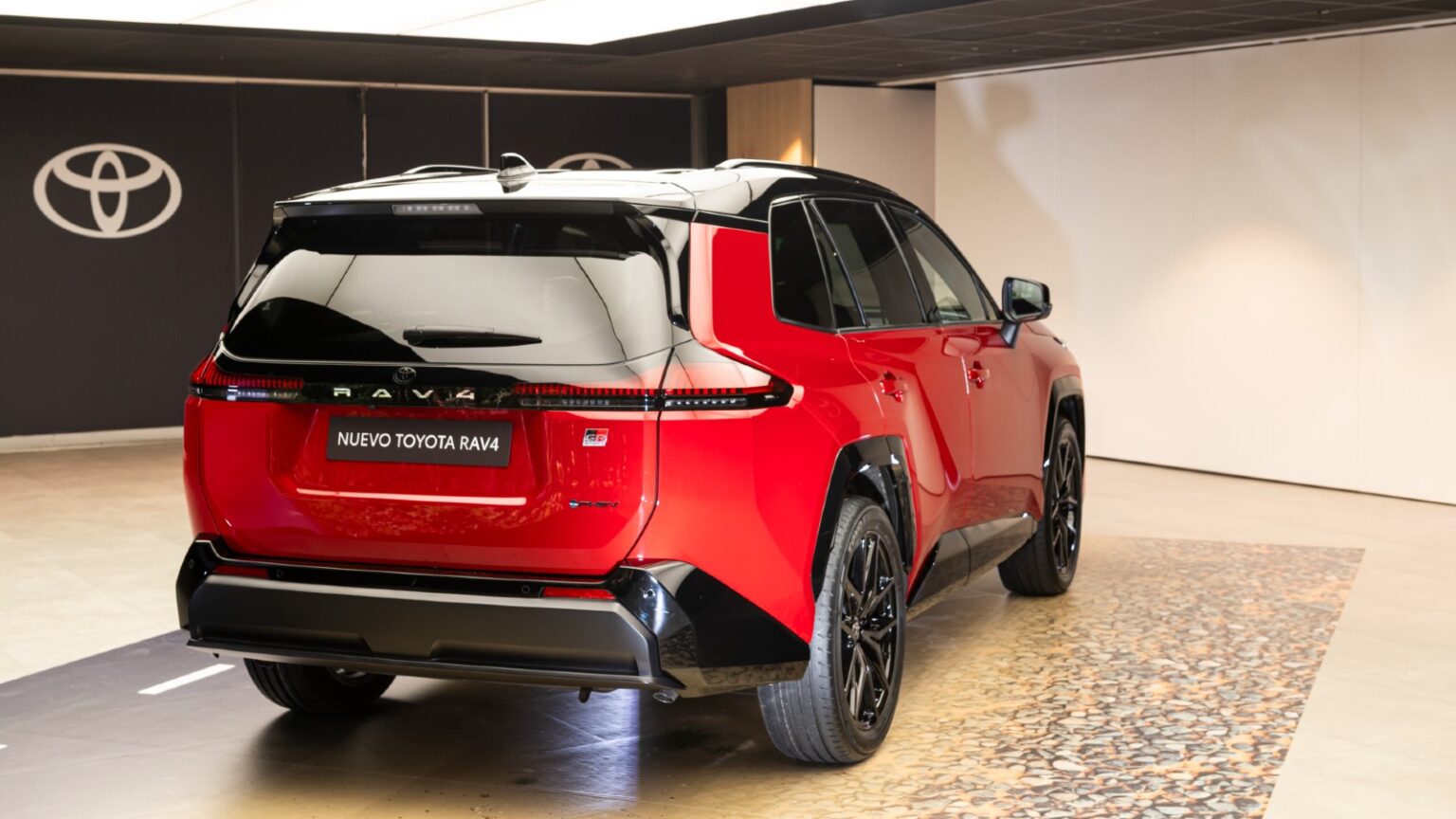 El nuevo Toyota RAV4 ya tiene precios en España, un SUV disponible con ...