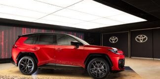 El nuevo Toyota RAV4 ya tiene precios en España, un SUV disponible con un motor híbrido y otro híbrido enchufable con hasta 100 kilómetros de autonomía eléctrica Toyota RAV4 precios España