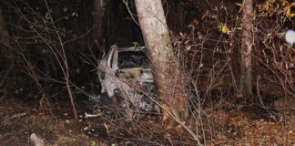 Muere el conductor de un Tesla Model Y tras sufrir un accidente y quedar atrapado dentro del coche en llamas por no poder abrir las puertas: “No puedo salir, por favor ayúdame”