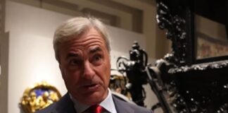 Carlos Sainz visita la Galería de Colecciones Reales y alucina con una carroza del siglo XVII: “Es un espectáculo por lo bonita y lo vanguardista que es” Carlos Sainz carroza siglo XVII