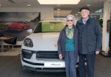 La pareja que celebró sus 70 años de matrimonio comprándose un Porsche ya piensa en el siguiente: “Un Taycan, es maravilloso” Matrimonio Porsche