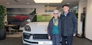 La pareja que celebró sus 70 años de matrimonio comprándose un Porsche ya piensa en el siguiente: “Un Taycan, es maravilloso” Matrimonio Porsche