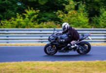 Un motero alemán recoge más de 5.000 firmas para denunciar la prohibición de correr en el circuito Nürburgring: "Es una discriminación" Motero 5.000 firmas contra Nürburgring