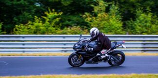 Un motero alemán recoge más de 5.000 firmas para denunciar la prohibición de correr en el circuito Nürburgring: "Es una discriminación" Motero 5.000 firmas contra Nürburgring