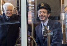 Valentino Rossi conduce un clásico tranvía de Milán en los Juegos Olímpicos de Invierno 2026 Valentino Rossi conduce un clásico tranvía