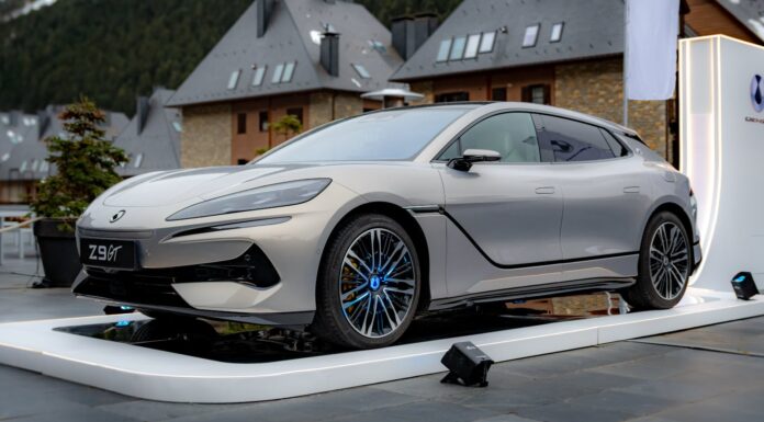 El Denza Z9GT estrenará en Europa el revolucionario sistema de carga ultrarrápida Flash Charging de BYD que promete “un lleno” en apenas 9 minutos Denza Z9GT