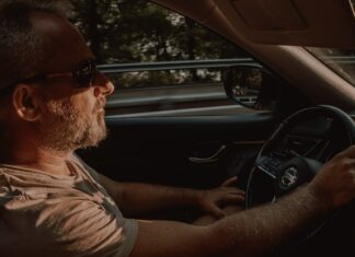 Los conductores españoles pasan seis días, 18 horas y 43 minutos conduciendo al año para ir a trabajar, según un estudio Tiempo que pasan los conductores españoles conduciendo