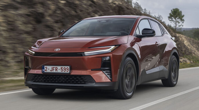 PRUEBA: Toyota C-HR+ Advance Toyota C-H+ movimiento