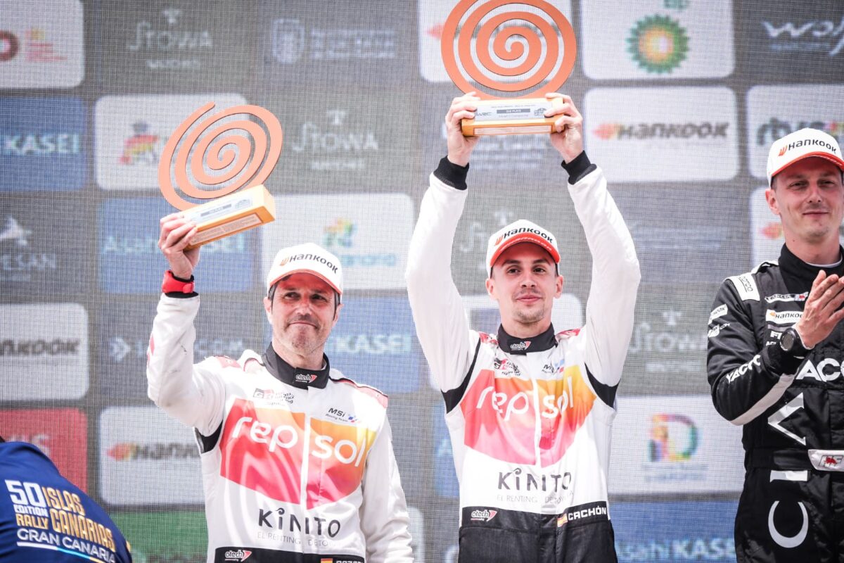 Alejandro Cachón y Borja Rozada en el podio final Rally Islas Canarias 2016