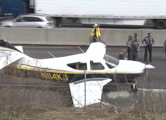 Una avioneta aterriza en una autopista en Estados Unidos: “Fue un milagro de Pasqua” Avioneta aterriza en una autopista en Pensilvanya