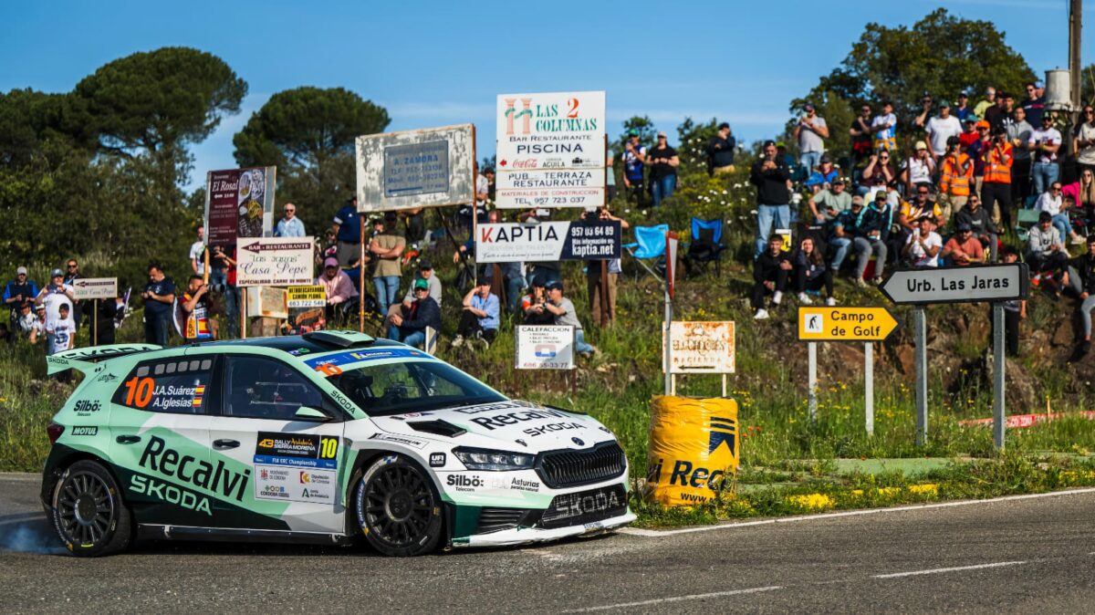 'Cohete' Suárez e Iglesias en el Rallye Sierra Morena 2026.