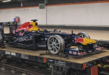 ¿Qué hace un coche Red Bull de Fórmula 1 en las vías del Metro de Madrid? Coche Red Bull Fórmula 1 Metro de Madrid