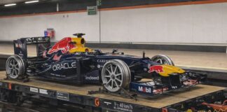 ¿Qué hace un coche Red Bull de Fórmula 1 en las vías del Metro de Madrid? Coche Red Bull Fórmula 1 Metro de Madrid