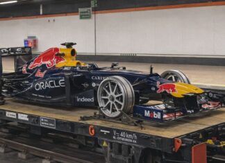 ¿Qué hace un coche Red Bull de Fórmula 1 en las vías del Metro de Madrid? Coche Red Bull Fórmula 1 Metro de Madrid
