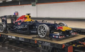 ¿Qué hace un coche Red Bull de Fórmula 1 en las vías del Metro de Madrid? Coche Red Bull Fórmula 1 Metro de Madrid
