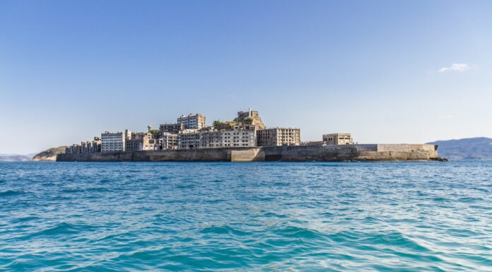 Hashima, la pequeña isla de Japón donde se desarrolló Mitsubishi tras descubrir una veta de carbón Hashima Mitsubishi