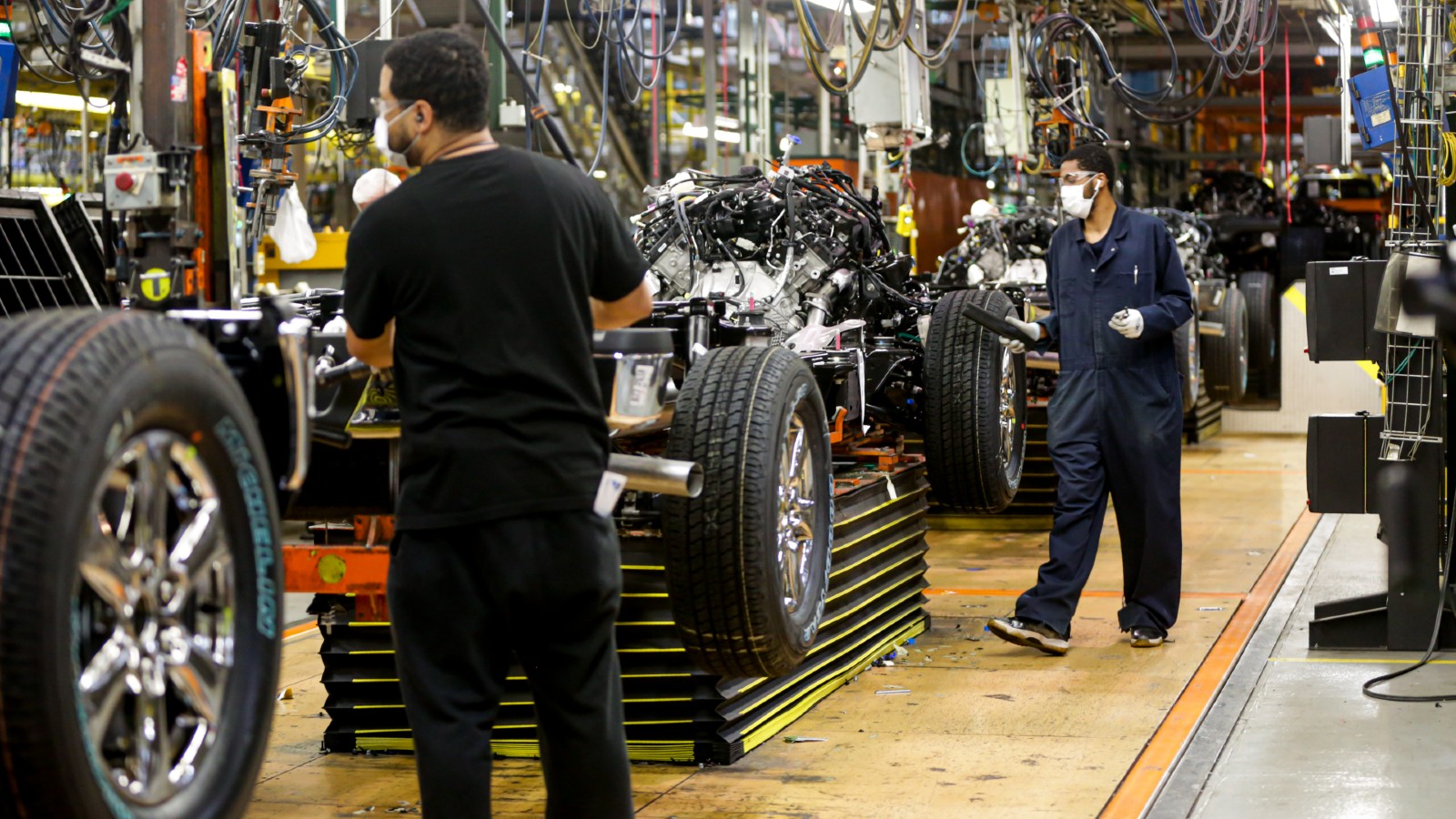 Pentágono quiere que los fabricantes de coches construyan menos automóviles y más armas
